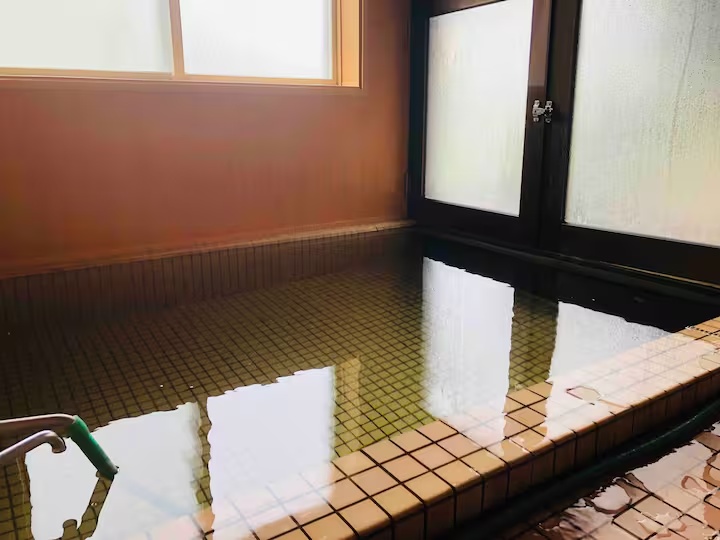 天然温泉の湯面と浴槽の内側
